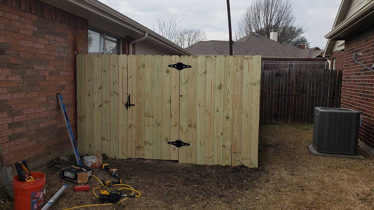 Professional Fence Staining Services in Garland, TX